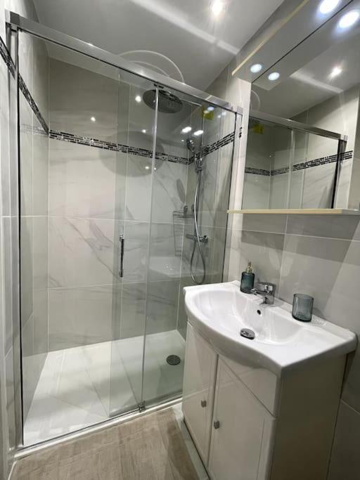 Appartement Cosy Et Moderne Proche De Disneyland Bussy-Saint-Georges Eksteriør bilde